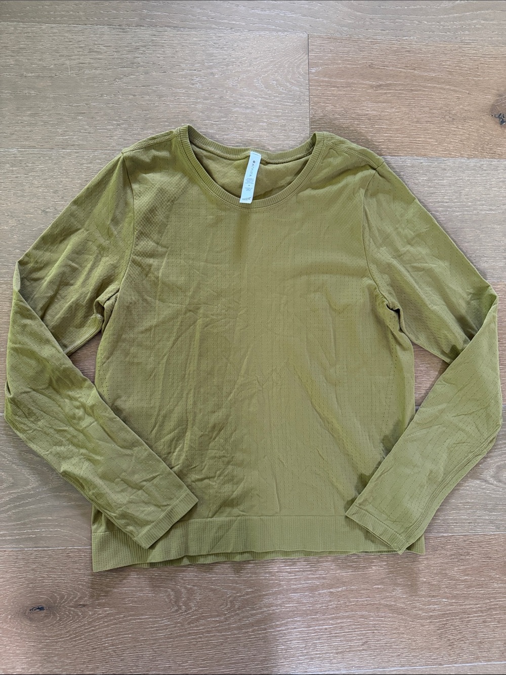 Athleta in Motion Seamless Long Sleeve Vented Top T Shirt in Green | M